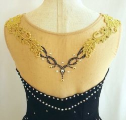 黒のストーンで模様