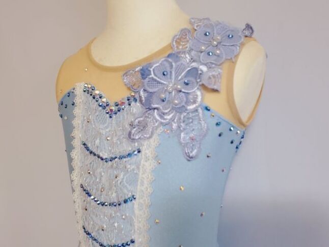 肩にお花のモチーフ